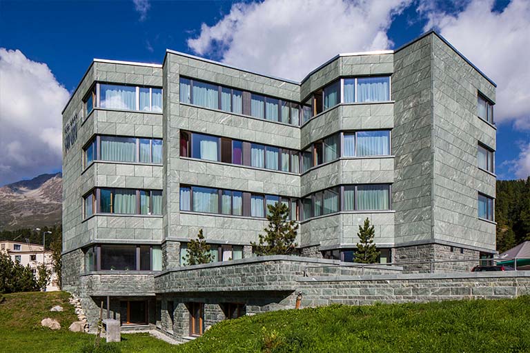 Hotel San Gian St Moritz aussen Sommer