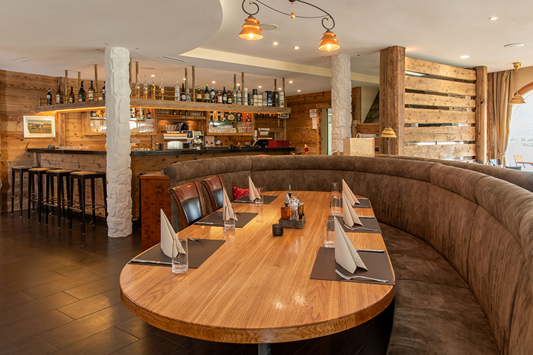 Innenraum im Restaurant La Stalla Zuoz