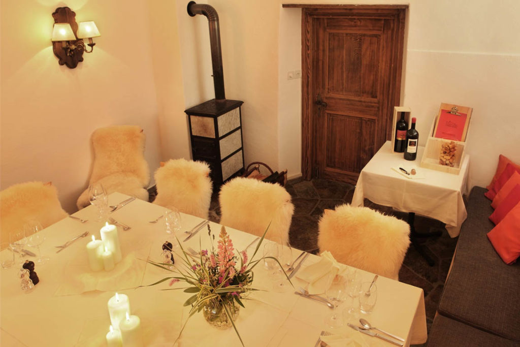 Hotel-Chesa-Pool-Restaurant-Chamineda